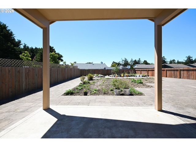 2010 ROOSEVELT Loop, North Bend, OR 97459