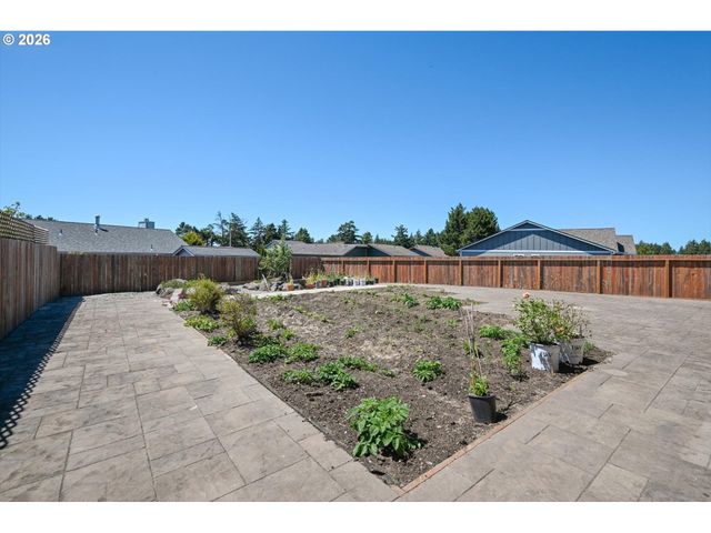 2010 ROOSEVELT Loop, North Bend, OR 97459