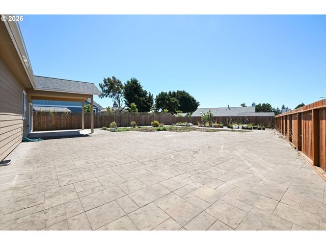 2010 ROOSEVELT Loop, North Bend, OR 97459