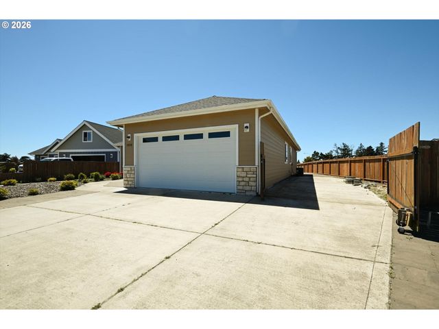 2010 ROOSEVELT Loop, North Bend, OR 97459