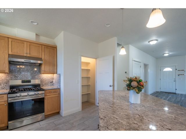 2010 ROOSEVELT Loop, North Bend, OR 97459