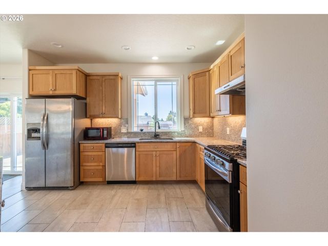 2010 ROOSEVELT Loop, North Bend, OR 97459