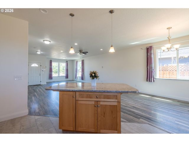 2010 ROOSEVELT Loop, North Bend, OR 97459