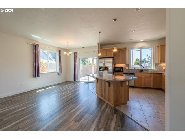 2010 ROOSEVELT Loop, North Bend, OR 97459