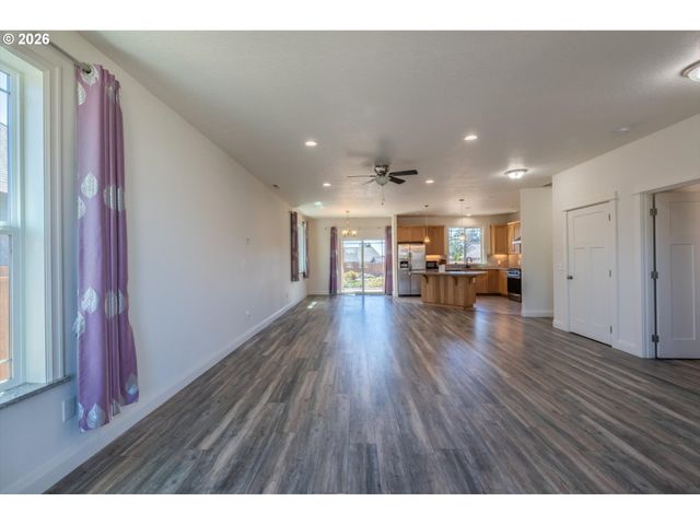 2010 ROOSEVELT Loop, North Bend, OR 97459