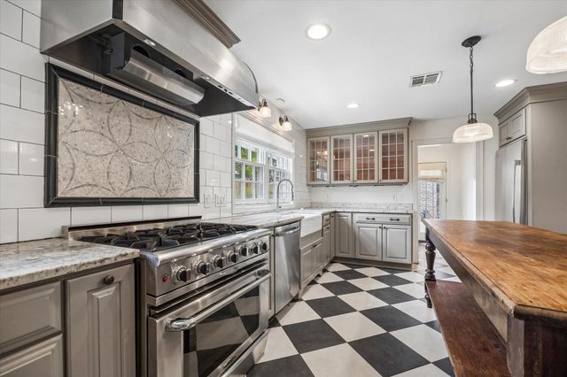 5210 Meadow Lake Lane, Houston, TX 77056