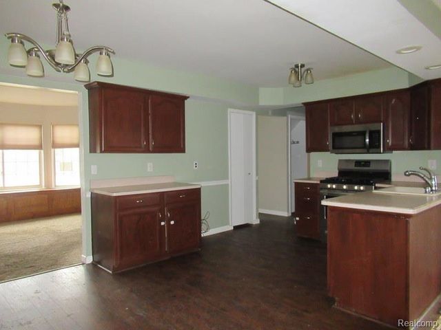 43120 Chaucer Drive, Sterling Heights, MI 48313