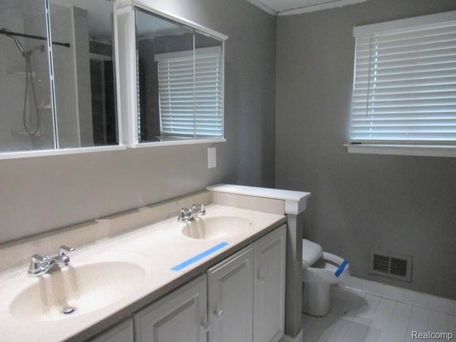 43120 Chaucer Drive, Sterling Heights, MI 48313