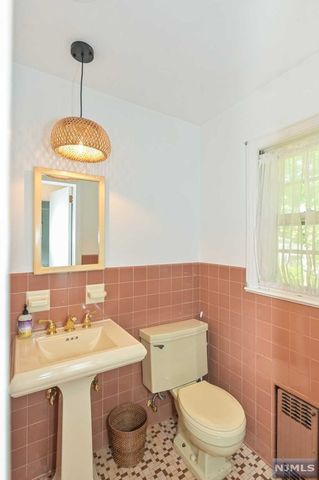 954 Phyllis Lane, Oradell, NJ 07649