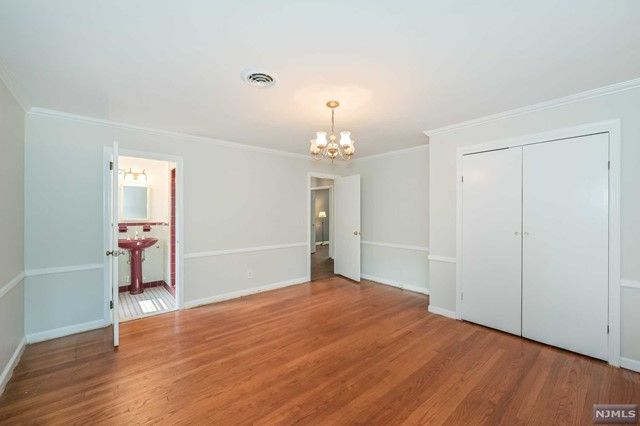 954 Phyllis Lane, Oradell, NJ 07649