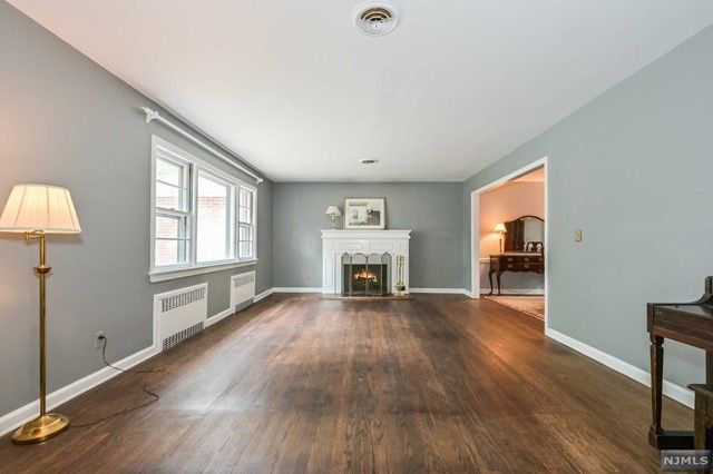 954 Phyllis Lane, Oradell, NJ 07649