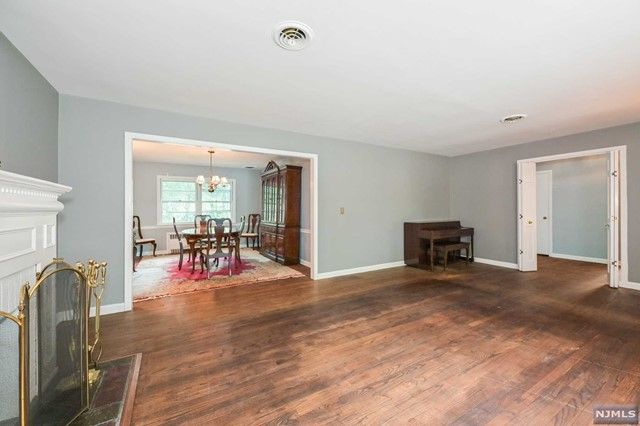 954 Phyllis Lane, Oradell, NJ 07649