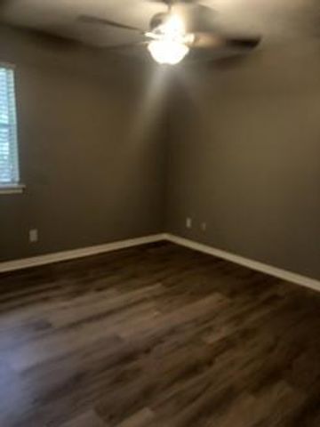 2402 Sycamore Avenue D8, Huntsville, TX 77340