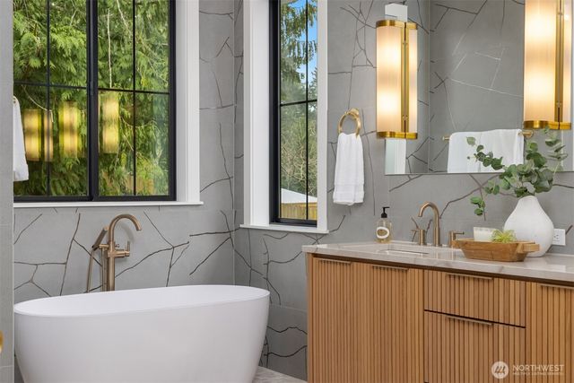 6555 Ridge Lane NE, Bainbridge Island, WA 98110