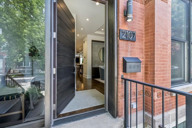 2107 W Erie Street, Chicago, IL 60612