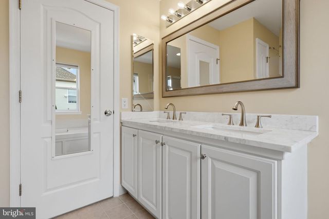 11 EQUESTRIAN LN, Cherry Hill, NJ 08003