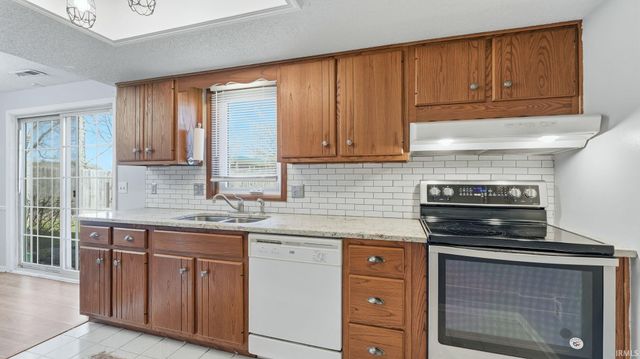 9521 Vista Park Drive, New Haven, IN 46774