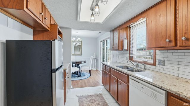 9521 Vista Park Drive, New Haven, IN 46774