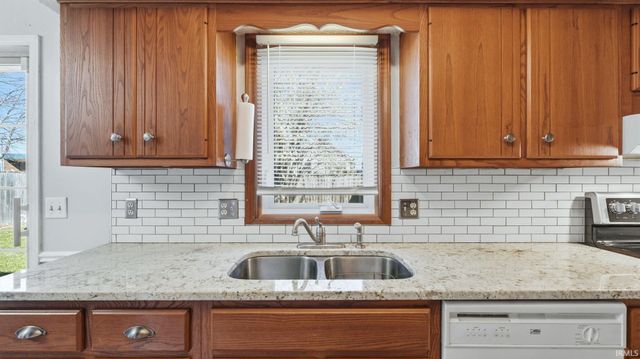 9521 Vista Park Drive, New Haven, IN 46774