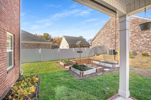 719 Reflections Ln, Pleasant View, TN 37146