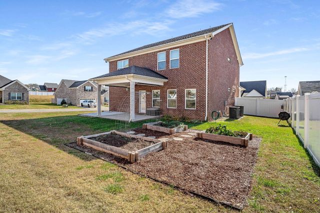 719 Reflections Ln, Pleasant View, TN 37146