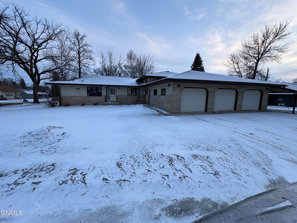 21 6th Avenue NW, LaMoure, ND 58458