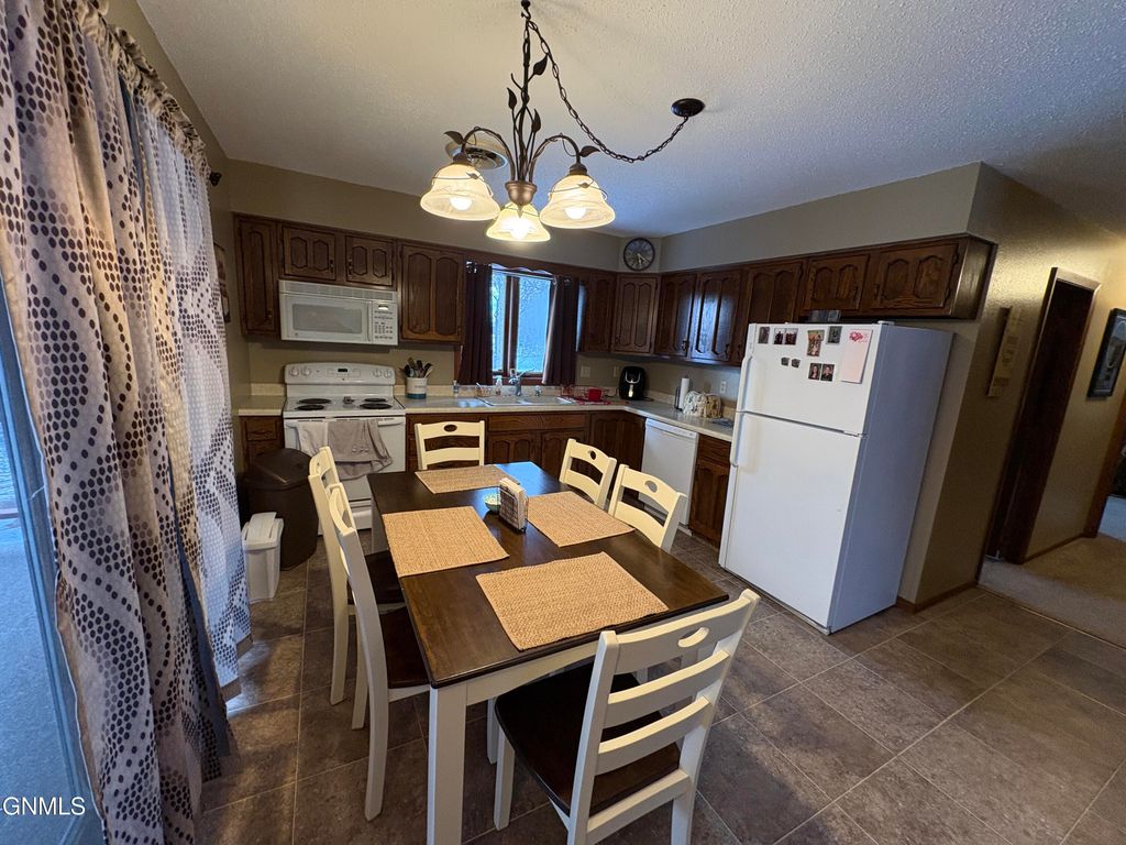 21 6th Avenue NW, LaMoure, ND 58458 photo 3