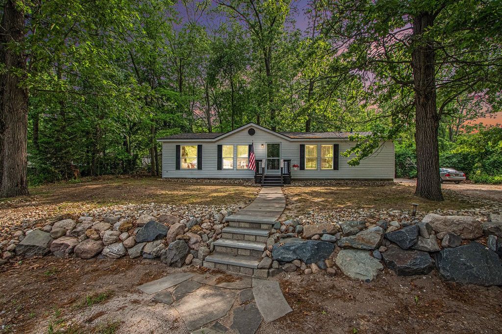13262 Country Ln, New Buffalo, MI 49117
