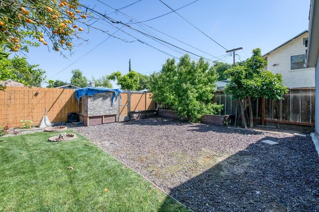 384 W Fir Avenue, Pinedale, CA 93650