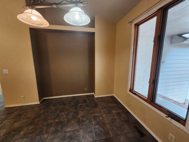 2211 S Glenhurst Ct, Andover, KS 67002