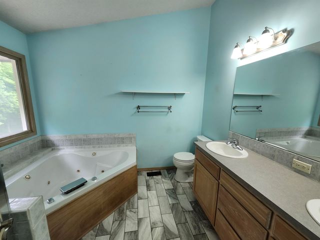 2211 S Glenhurst Ct, Andover, KS 67002