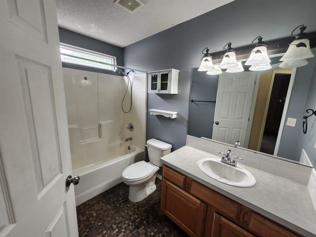2211 S Glenhurst Ct, Andover, KS 67002