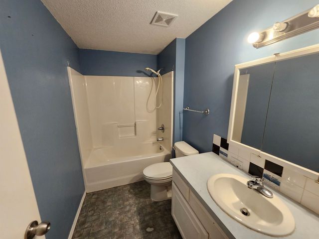 2211 S Glenhurst Ct, Andover, KS 67002