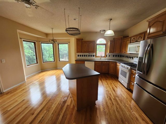 2211 S Glenhurst Ct, Andover, KS 67002