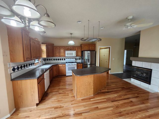 2211 S Glenhurst Ct, Andover, KS 67002