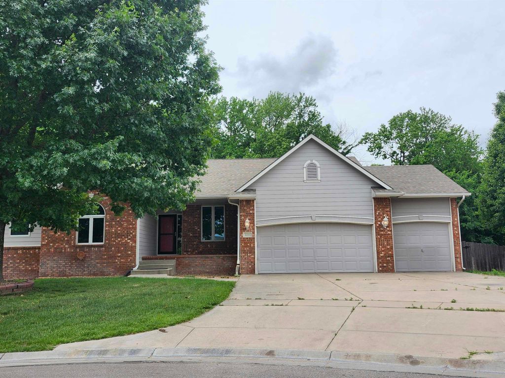 2211 S Glenhurst Ct, Andover, KS 67002