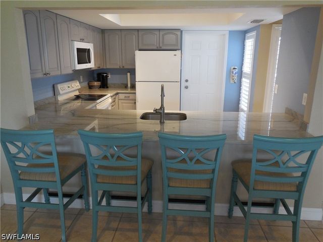 114 Quail Forest BLVD 7, Naples, FL 34105