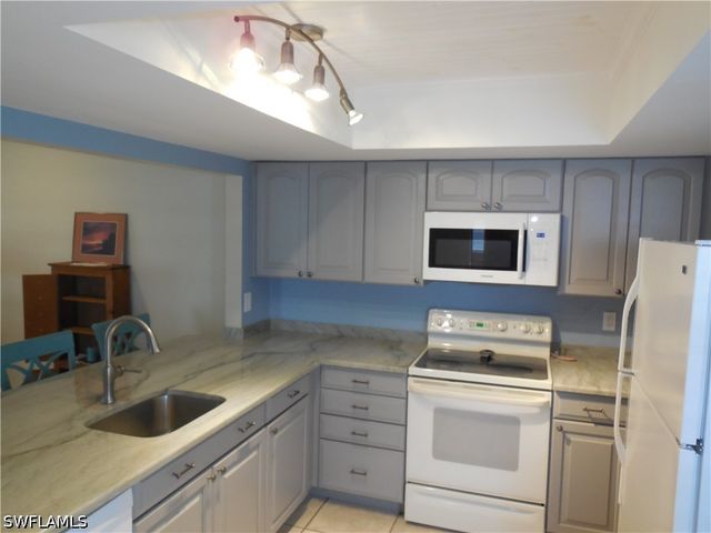 114 Quail Forest BLVD 7, Naples, FL 34105
