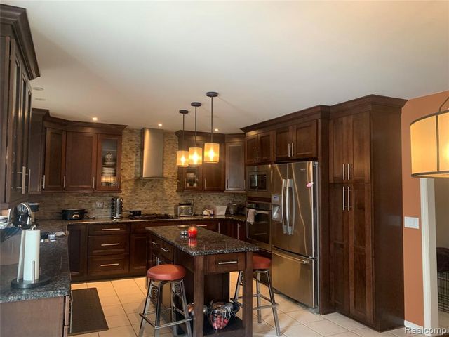 48711 Cross Creek Drive, Macomb, MI 48044