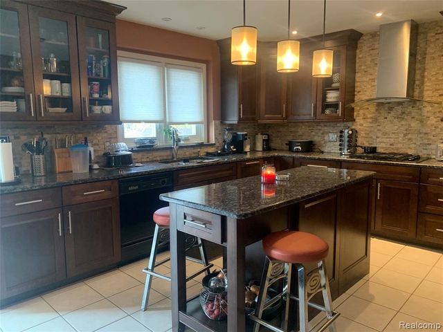 48711 Cross Creek Drive, Macomb, MI 48044