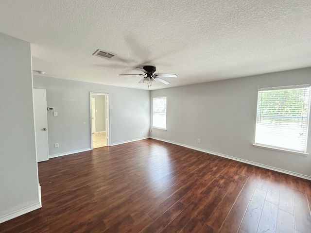 8008 Hidden Oaks Drive, Fort Worth, TX 76120