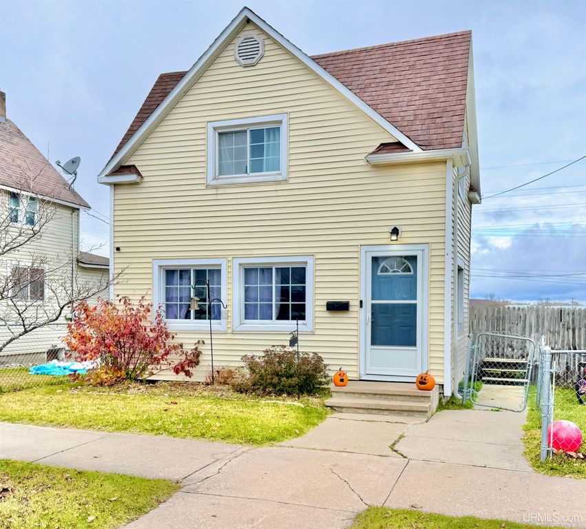 212 N Court Street, Gladstone, MI 49837