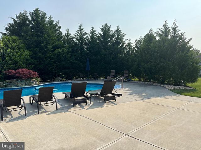 7 WRIGHT DR, Chesterfield, NJ 08515