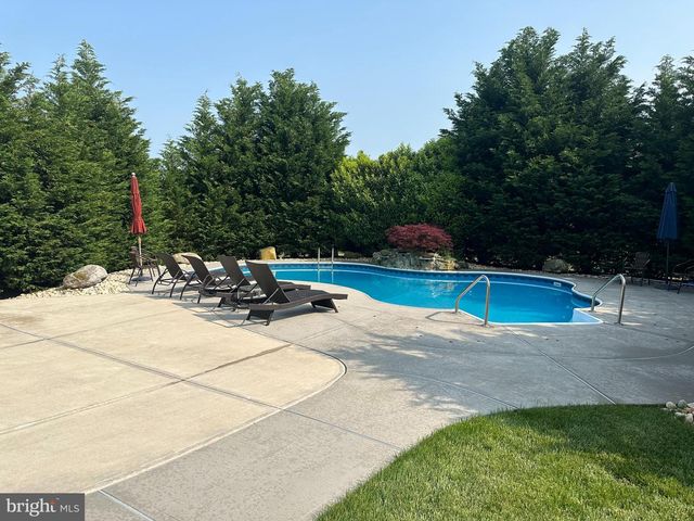 7 WRIGHT DR, Chesterfield, NJ 08515
