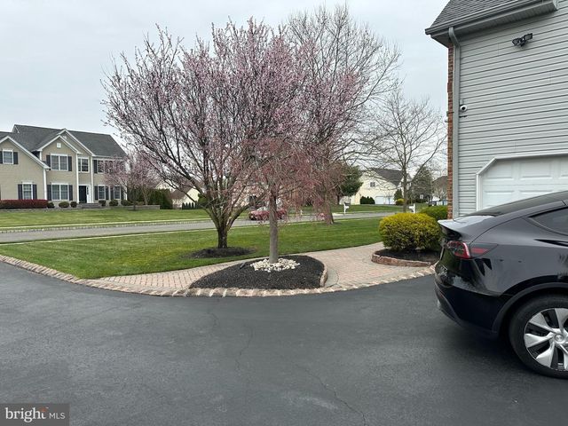 7 WRIGHT DR, Chesterfield, NJ 08515