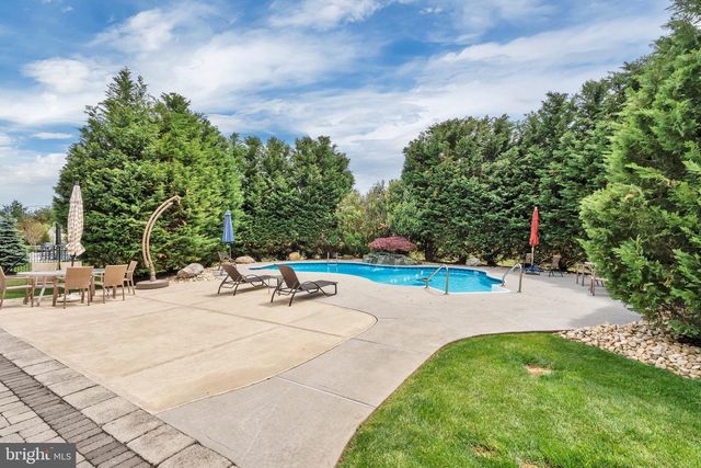 7 WRIGHT DR, Chesterfield, NJ 08515