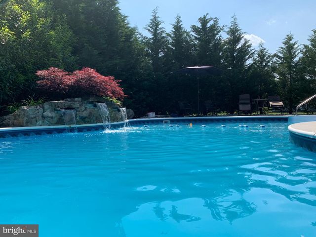 7 WRIGHT DR, Chesterfield, NJ 08515