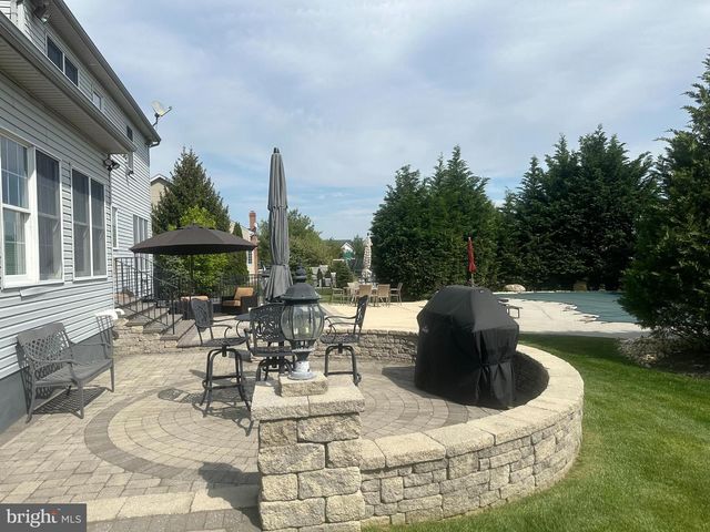 7 WRIGHT DR, Chesterfield, NJ 08515