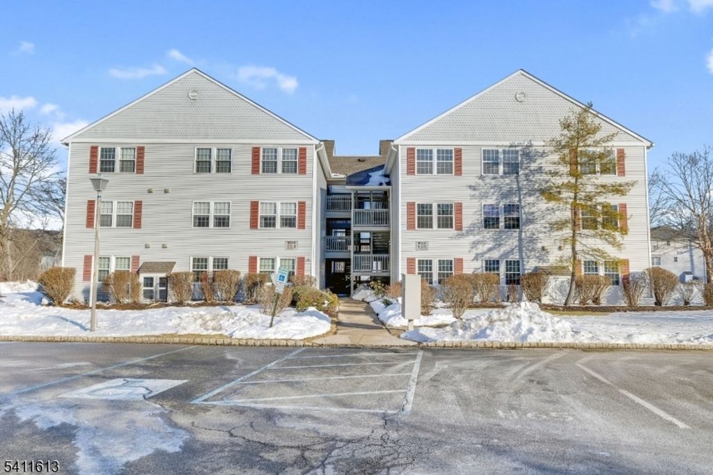 64 Dayton Ct 104, Independence Twp., NJ 07840