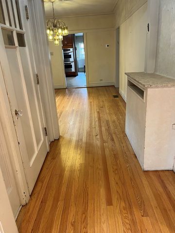 6520 N Fairfield Avenue, Chicago, IL 60645